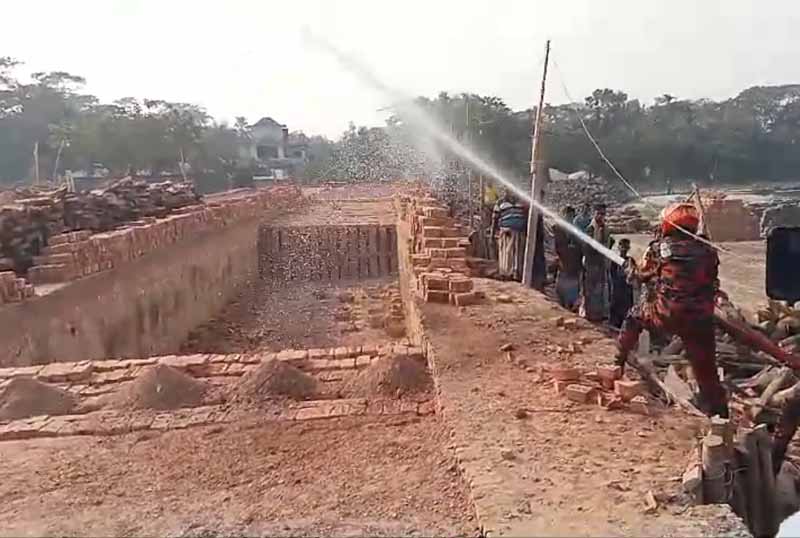 মনপুরায় অবৈধ ইটভাটায় আড়াই লাখ টাকা জরিমানা ও কার্যক্রম বন্ধের নির্দেষ