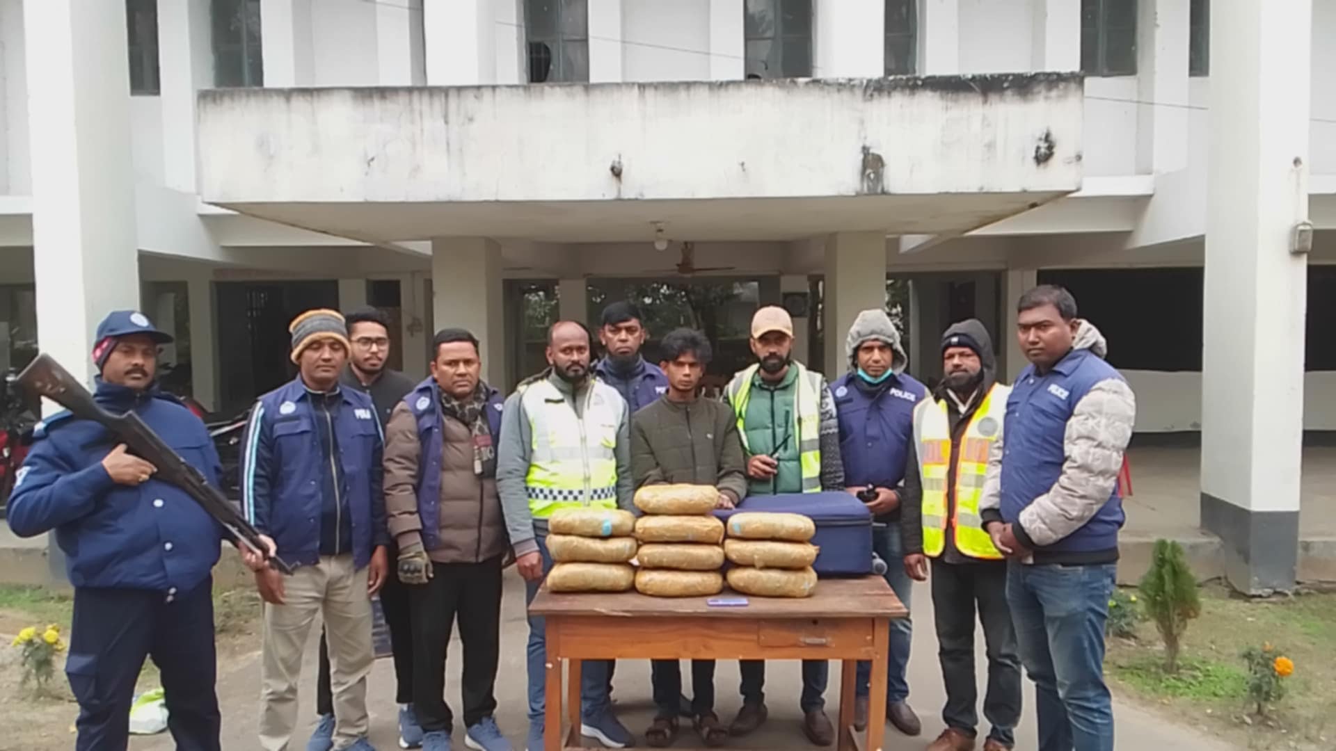 লেধার ভর্তি গাজা নিয়ে যাওয়ার সময় যুবক আটক
