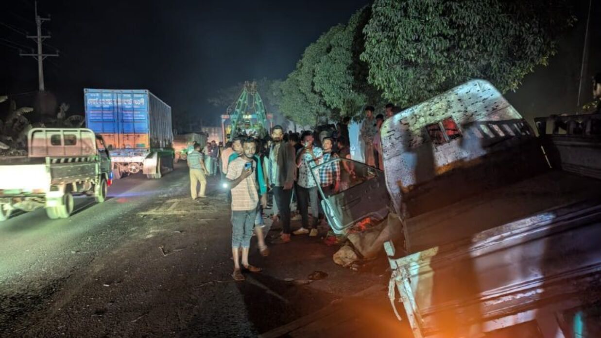 ফেনীতে পিকআপে কাভার্ড ভ্যানের ধাক্কা নিহত বেড়ে ৬