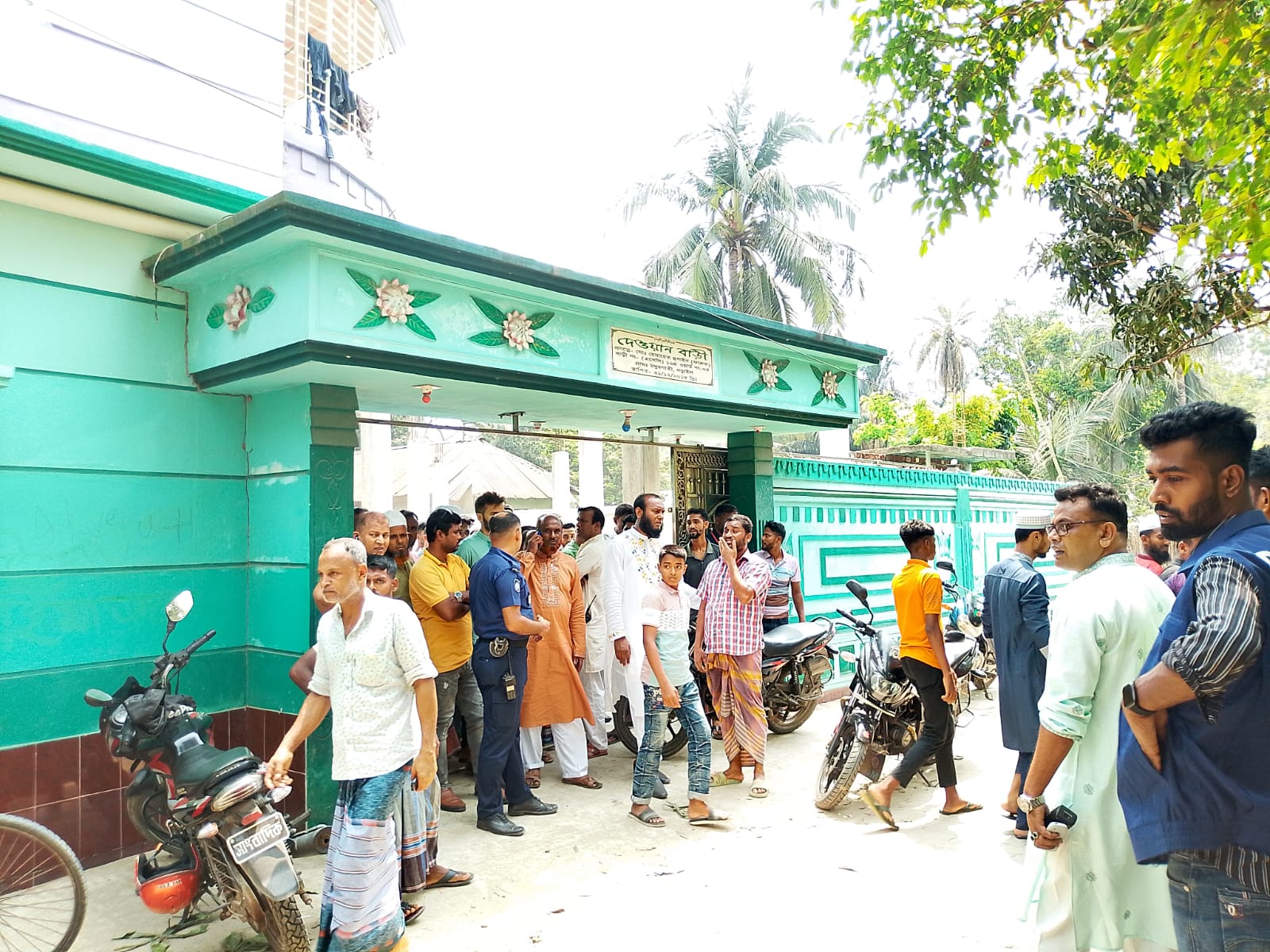 নড়াইলে ঈদগাহ ময়দানে ইউপি চেয়ারম্যানের ওপর হামলার অভিযোগ, এলাকা উত্তপ্ত