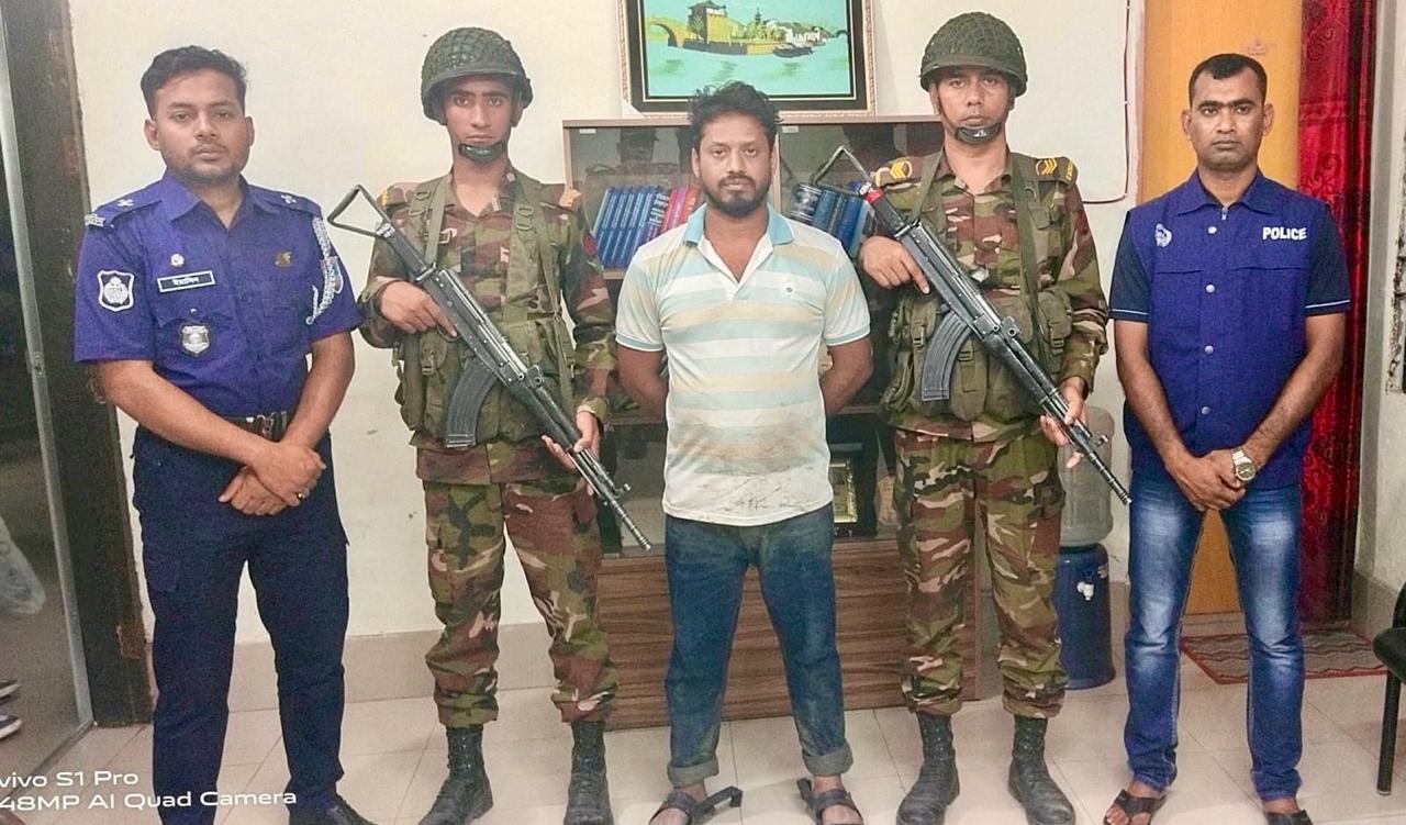 নড়াইলের কালিয়া উপজেলায় ওয়ারেন্ট ভুক্ত শীর্ষ সন্ত্রাসী সেনাবাহিনী কর্তৃক গ্রেফতার
