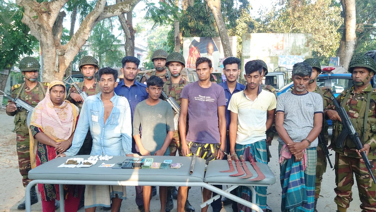 নড়াইলে সেনাবাহিনীর অভিযানে দেশীয় অস্ত্র, মাদকদ্রব্য ও নগদ টাকা সহ আটক ৬
