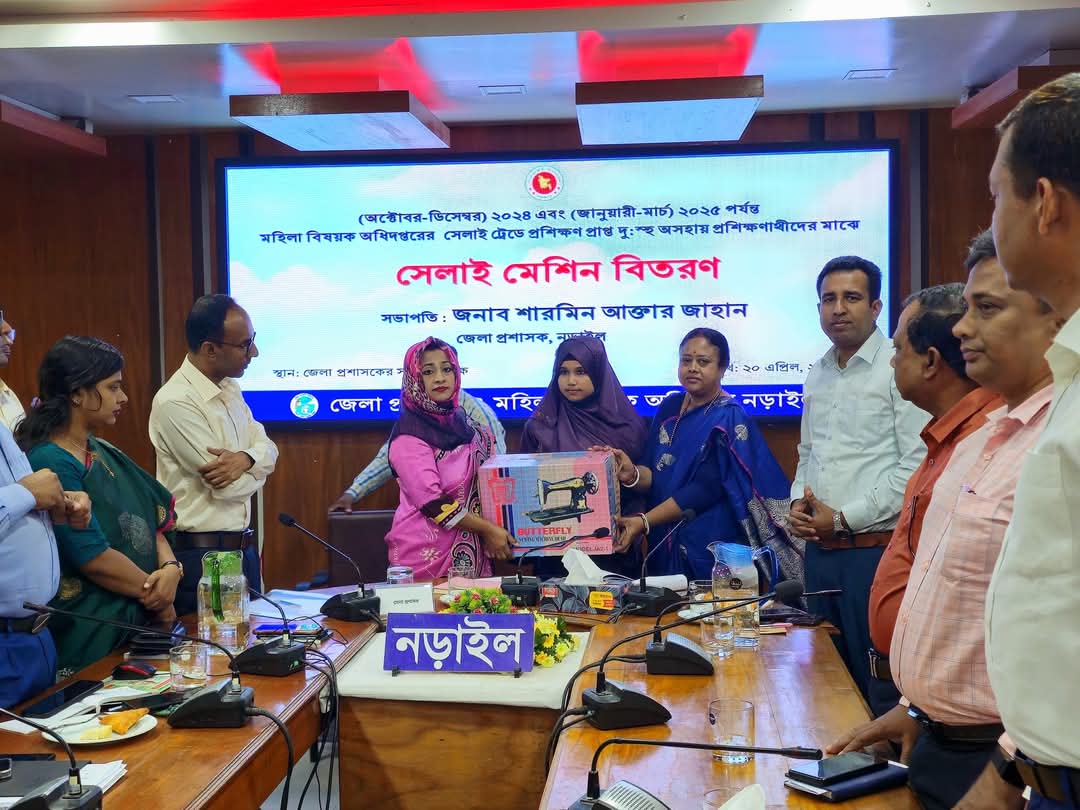 নড়াইলে নারী উদ্যোক্তাদের মধ্যে সেলাই মেশিন বিতরণ