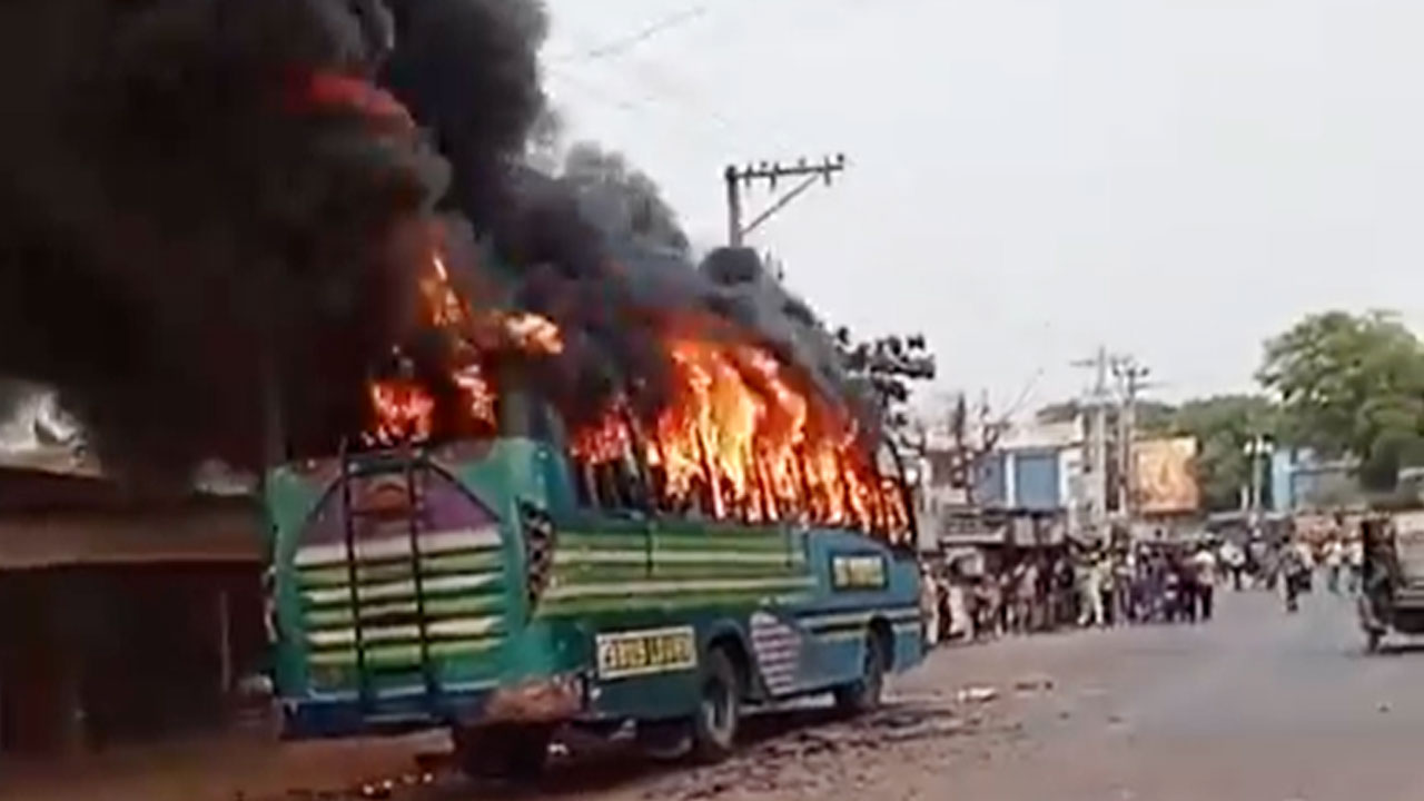 যশোরে সড়ক দুর্ঘটনায় মোটরসাইকেল আরোহী বাবা ও মেয়ে নিহত ।। বাসে আগুন দিলো ক্ষুব্ধ জনতা