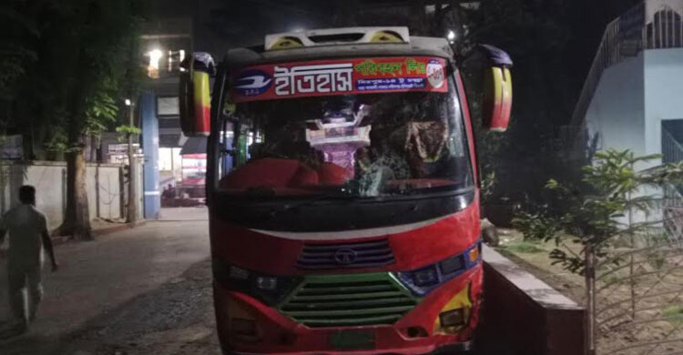 চলন্ত বাসে ডাকাতি