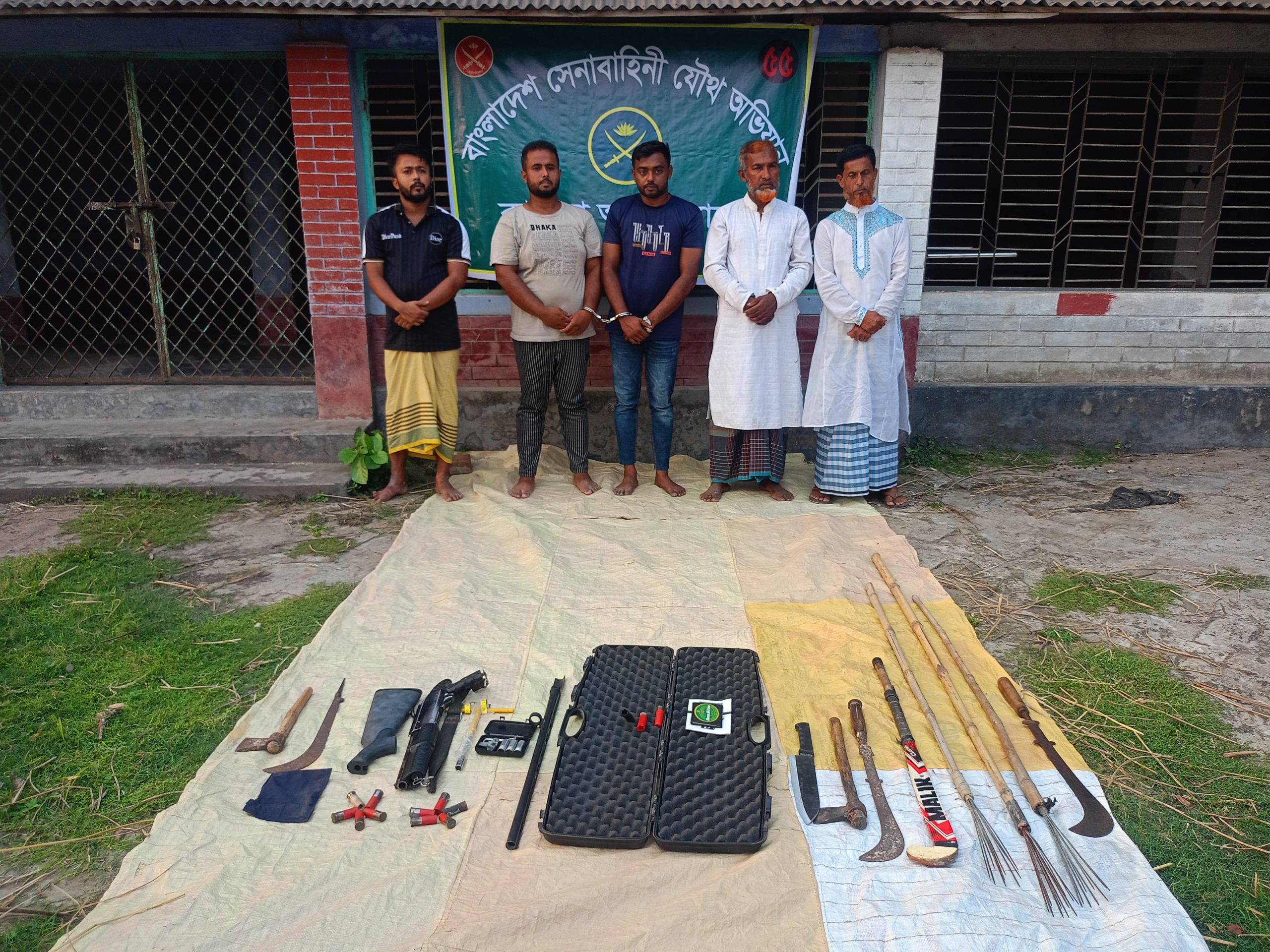 নড়াইলে মসজিদের ইমামকে মারধরের ঘটনায় গুলিবর্ষণ, অস্ত্রসহ পাঁচজন আটক