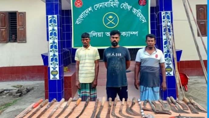 নড়াইলের কালিয়ায় ওয়ান শুটারগান ও দেশীয় অস্ত্রসহ আটক ৩