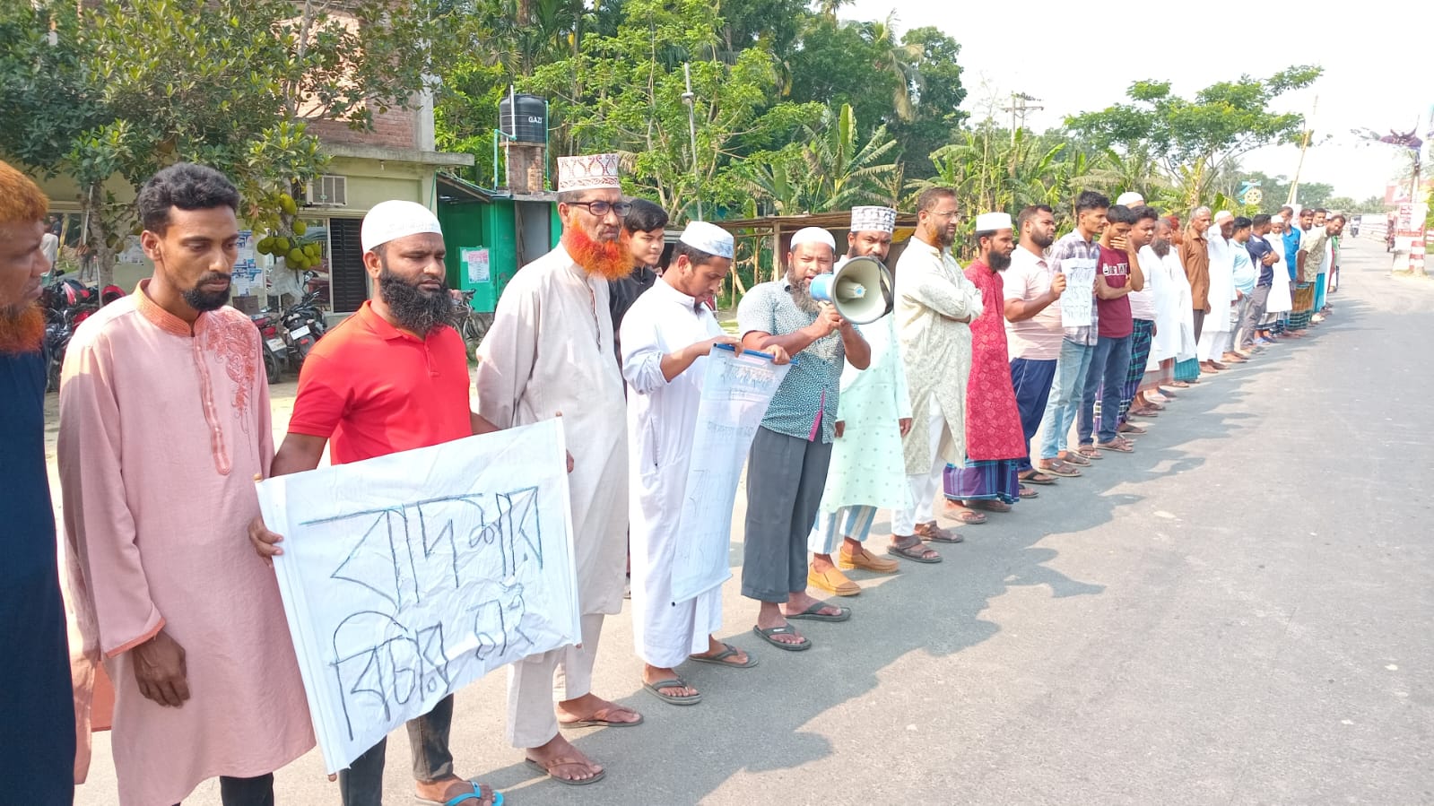 নড়াইলে মসজিদের ইমামকে মারধরের প্রতিবাদে মানববন্ধন অনুষ্ঠিত
