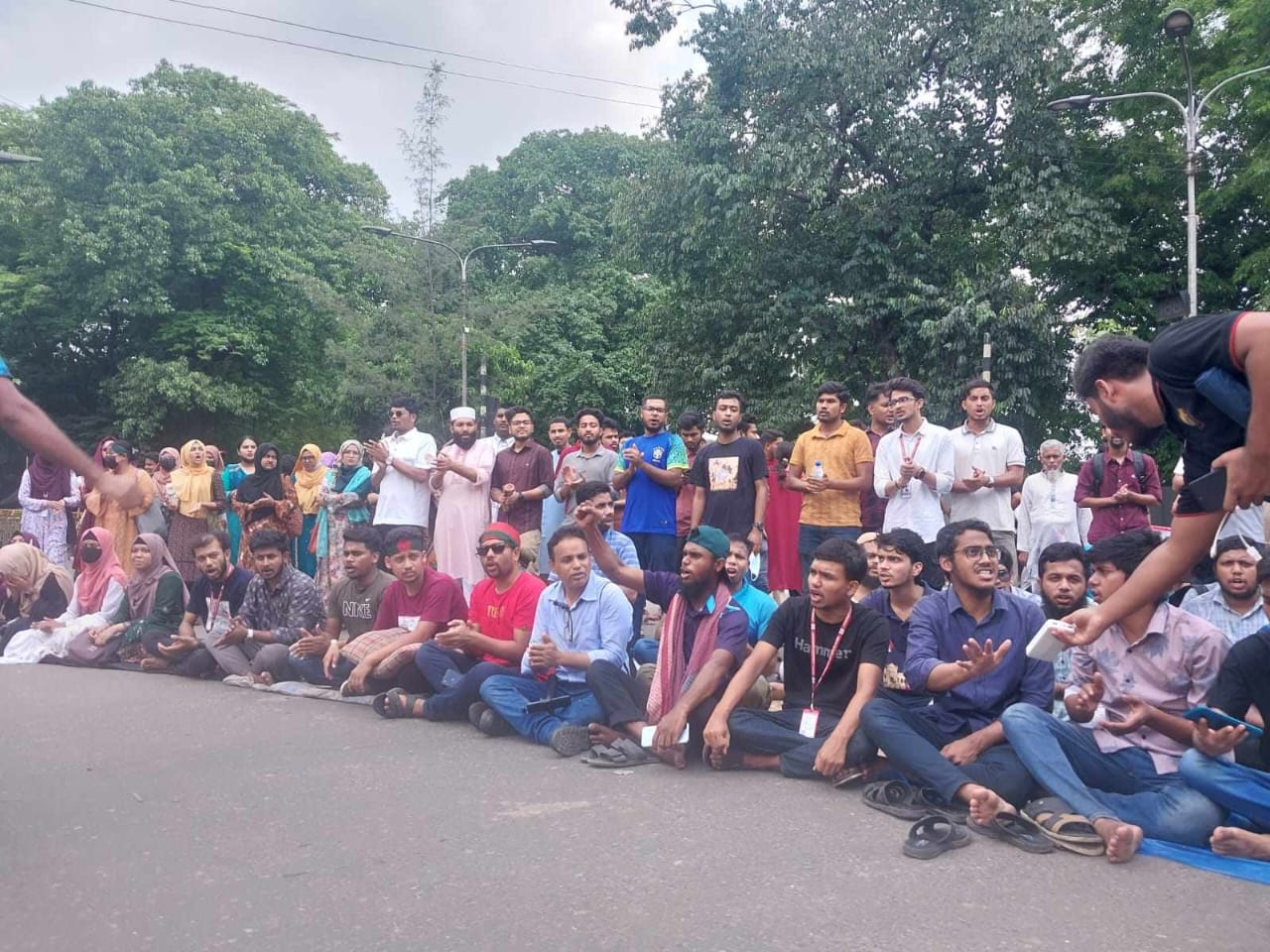 জবি শিক্ষক-শিক্ষার্থীদের জমায়েত শুরু