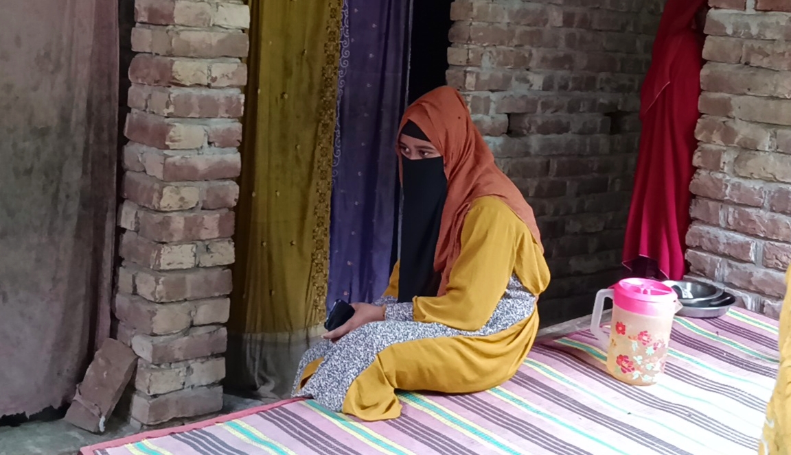 বিয়ের দাবিতে প্রবাসী প্রেমিকের বাড়িতে তরুণীর অনশন