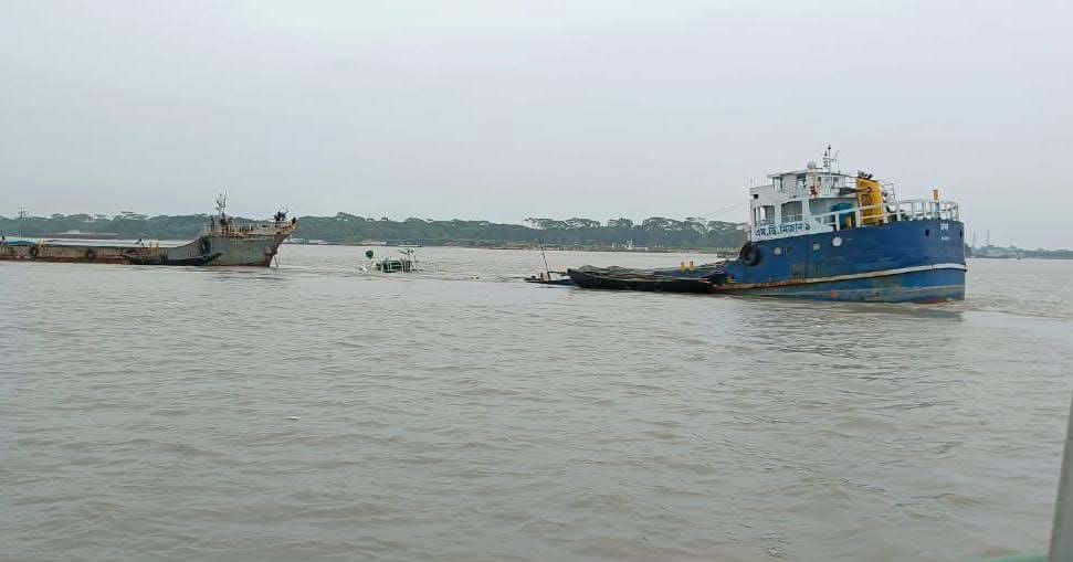 জাহাজের ধাক্কায় ডুবেছে ফ্লাইঅ্যাশ বোঝাই কার্গো