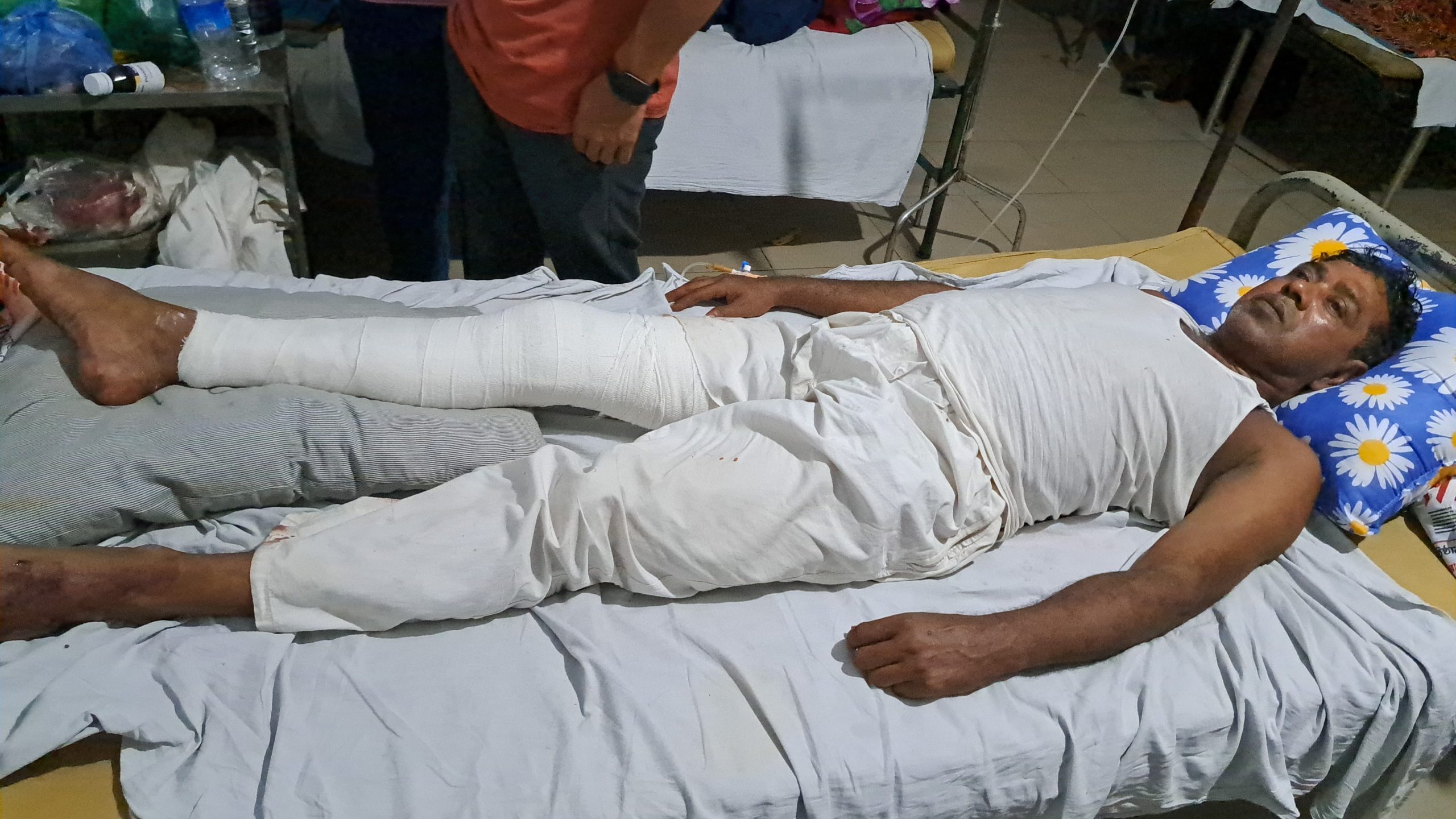 নড়াইলে চাঁদা না দেওয়ায় ব্যবসায়ীকে প্রকাশ্যে কুপিয়ে জখম