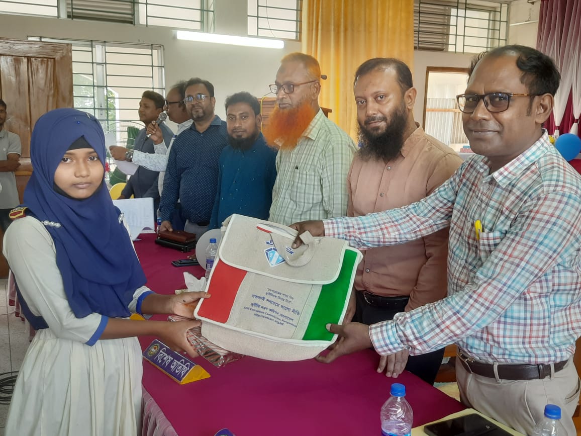 লোহাগড়ায় দুর্নীতিবিরোধী বিতর্ক ও রচনা প্রতিযোগিতা