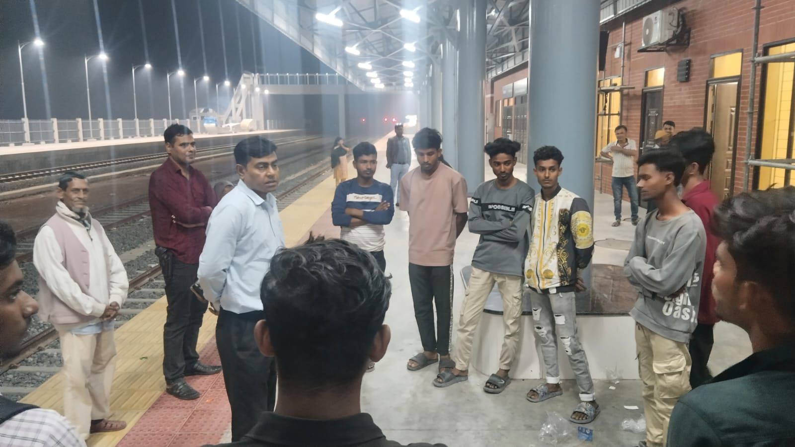 নড়াইল রেল স্টেশনে বখাটেদের উৎপাত বন্ধে পুলিশের অভিযান