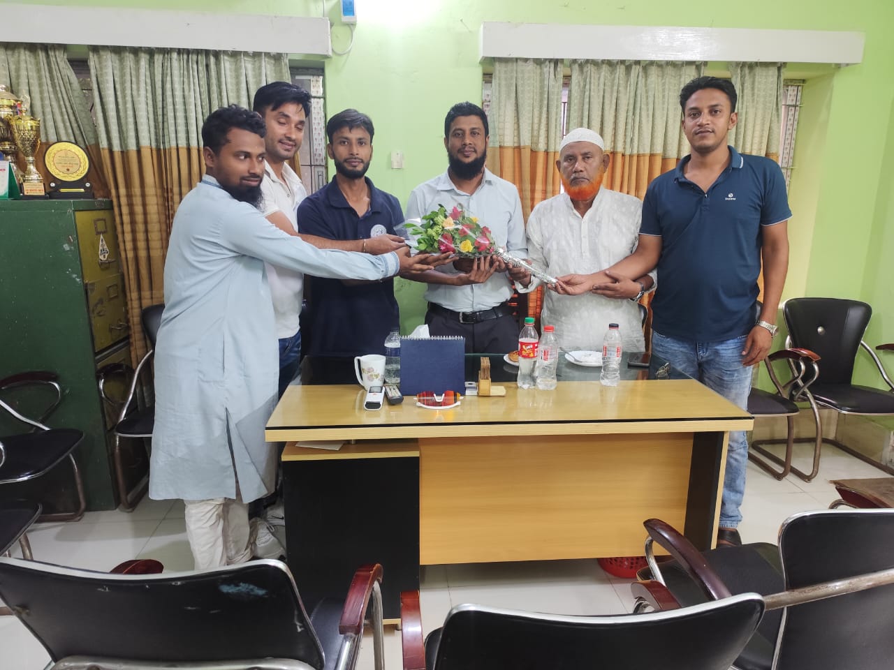 নড়াইলে নবাগত জেলা ক্রীড়া অফিসার মাহবুবুর রহমান কে জেলা ক্রীড়া সংস্থার পক্ষ থেকে ফুলেল শুভেচ্ছা
