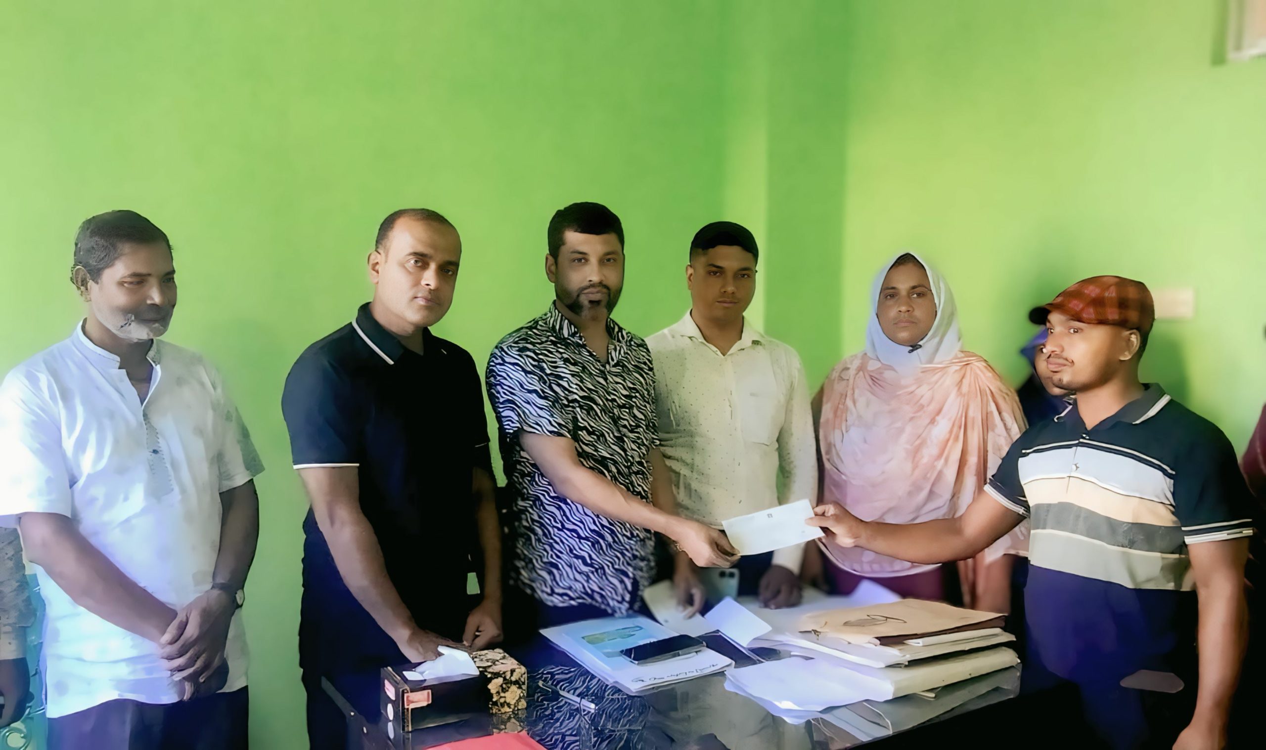 সাতক্ষীরায় পপুলার লাইফ ইনস্যুরেন্সের বীমাদাবীর চেক হস্তান্তর