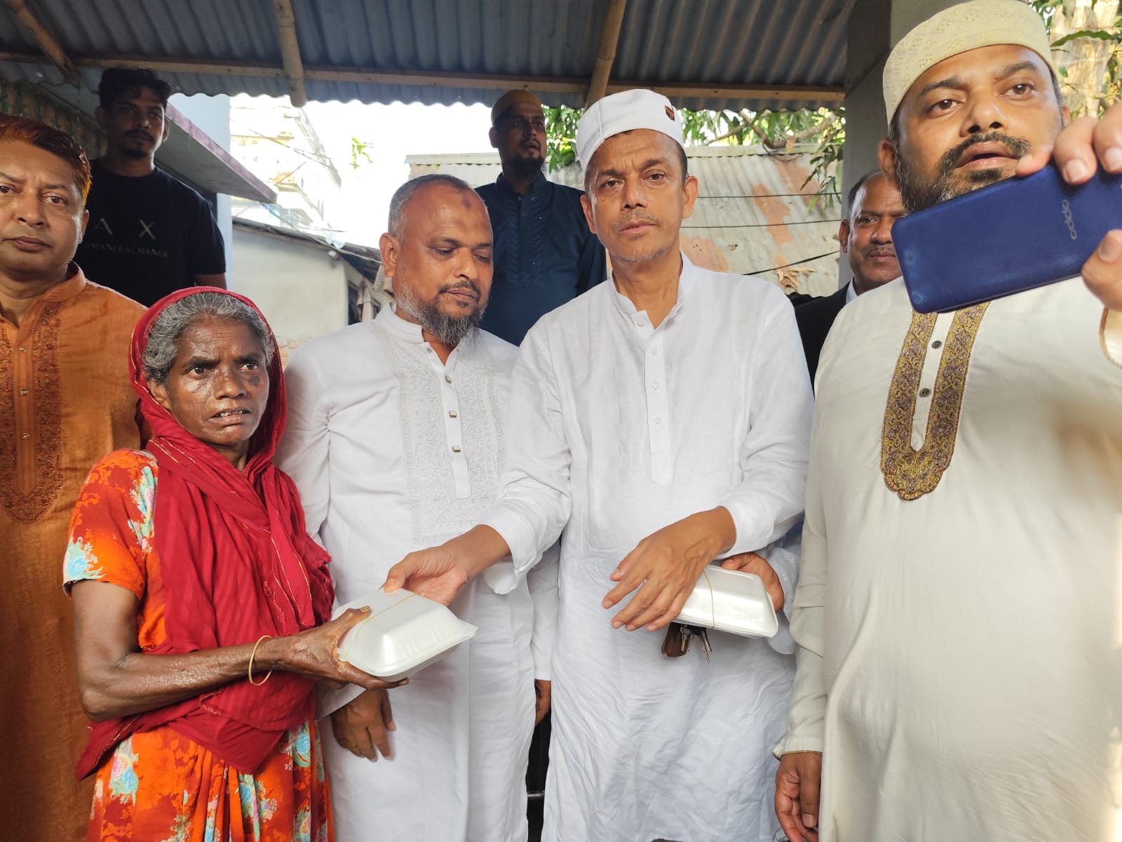 নড়াইলে শশুরালয়ে এসে অসহায়দের মাঝে খাবার বিতরণ করেন জননেতা রকিবুল ইসলাম বকুল