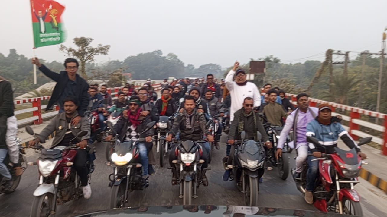 নড়াইলে বিএনপির ভারপ্রাপ্ত চেয়ারম্যান তারেক রহমানকে স্বাগত জানিয়ে বিশাল শোভাযাত্রা অনুষ্ঠিত