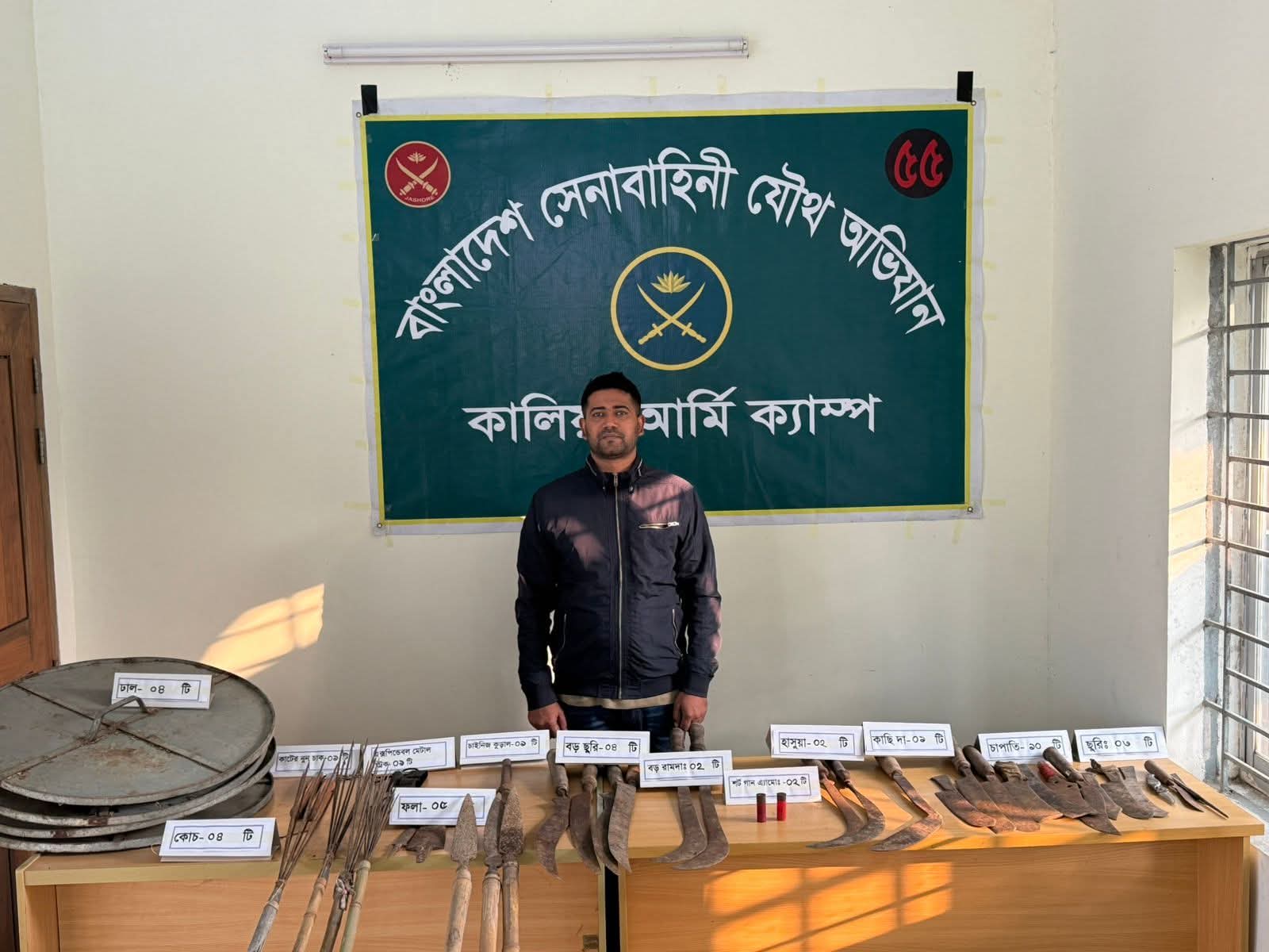 নড়াইলে যৌথবাহিনীর অভিযানে দেশি অস্ত্র ও গুলিসহ আটক ১