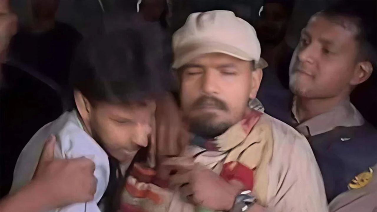 সোহরাওয়ার্দী উদ্যানে অভিযানে মারধরের ঘটনায় চার পুলিশ সদস্য প্রত্যাহার