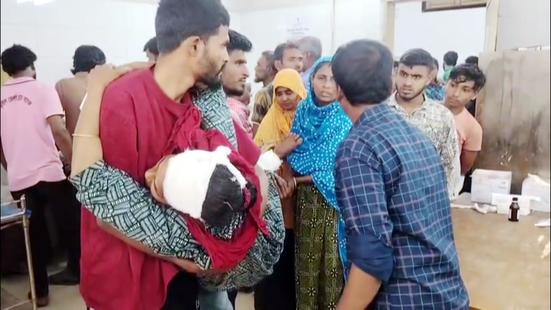 নড়াইলে দুইপক্ষের সংঘর্ষে ইউপি মেম্বার ও দুই নারীসহ আহত ১২