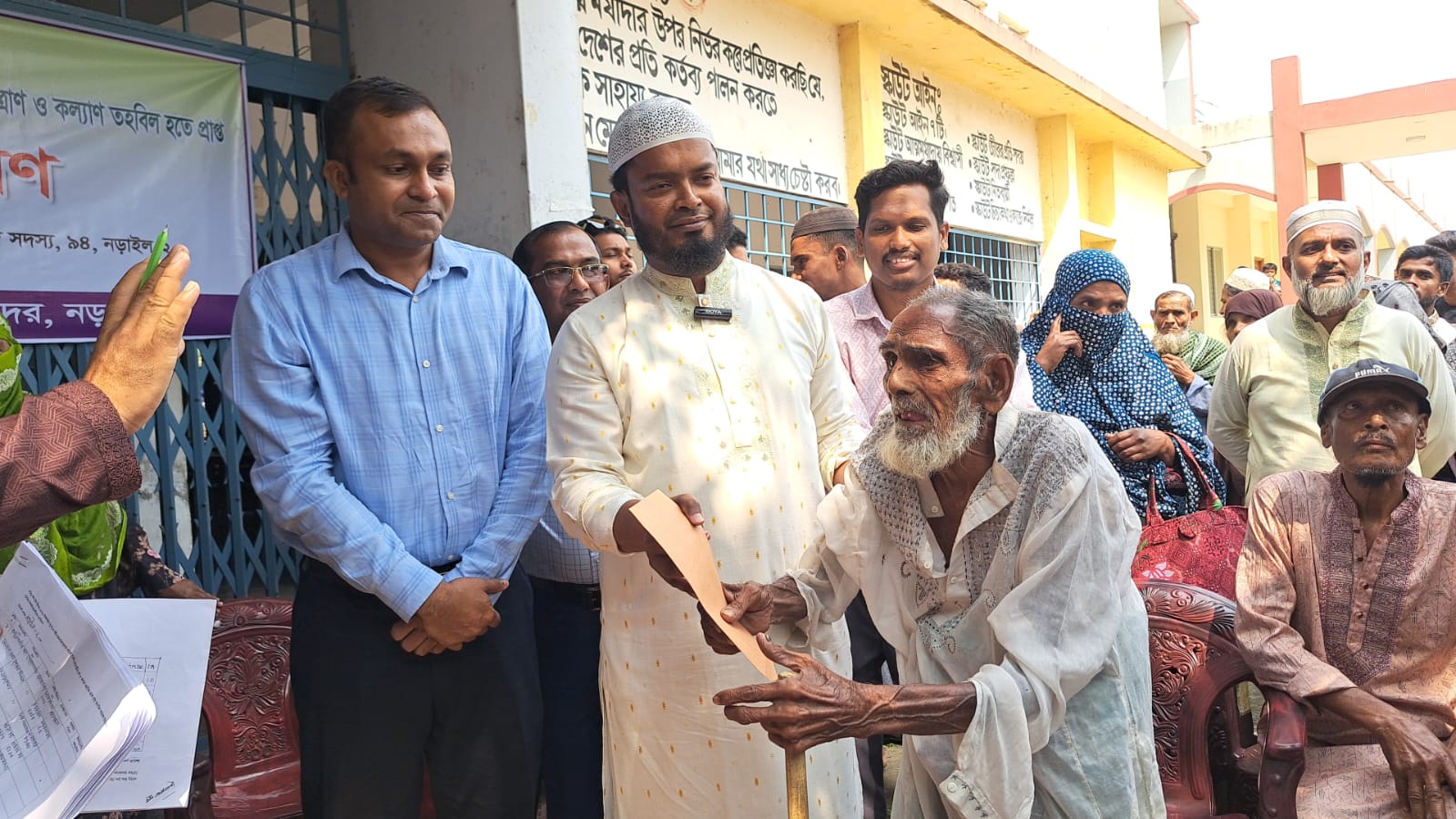 নড়াইল-২ আসনের এমপি ঈদুল ফিতর উপলক্ষ্যে প্রধানমন্ত্রীর ত্রাণ ও কল্যাণ তহবিলের নগদ অর্থ বিতরণ