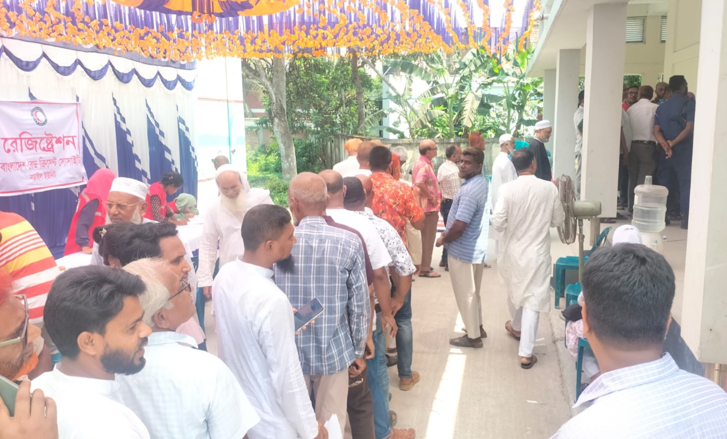 নড়াইলে রেড ক্রিসেন্ট সোসাইটির এই প্রথম ব্যালটে ভোট দিচ্ছেন ভোটাররা