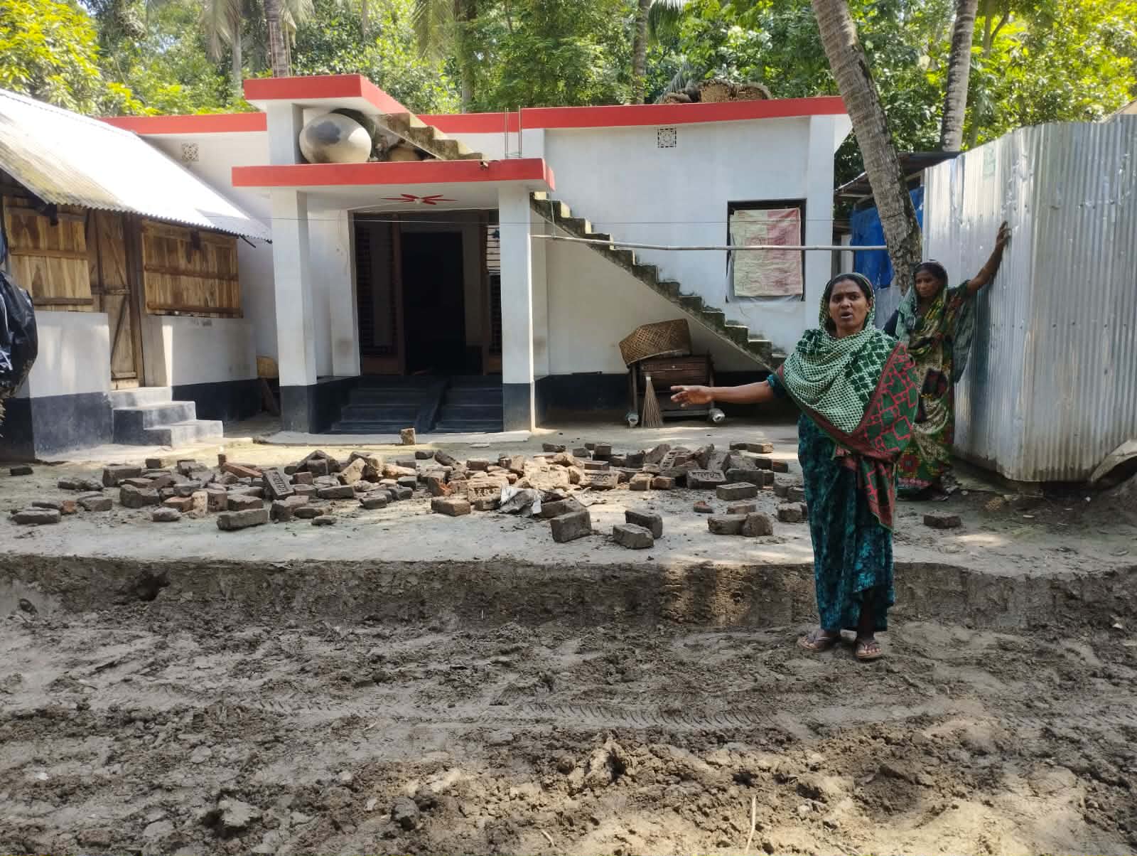 মব সৃষ্টি করে নড়াইলে বাড়ির ওঠান কেটে নেওয়ার অভিযোগ