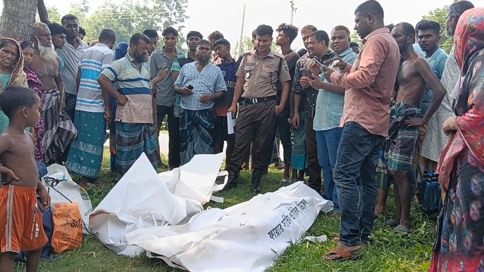 নড়াইলে বাস-অ্যাম্বুলেন্স সংঘর্ষ: স্বামীর লাশ নিয়ে বাড়ি ফেরার পথে স্ত্রীসহ নিহত-২